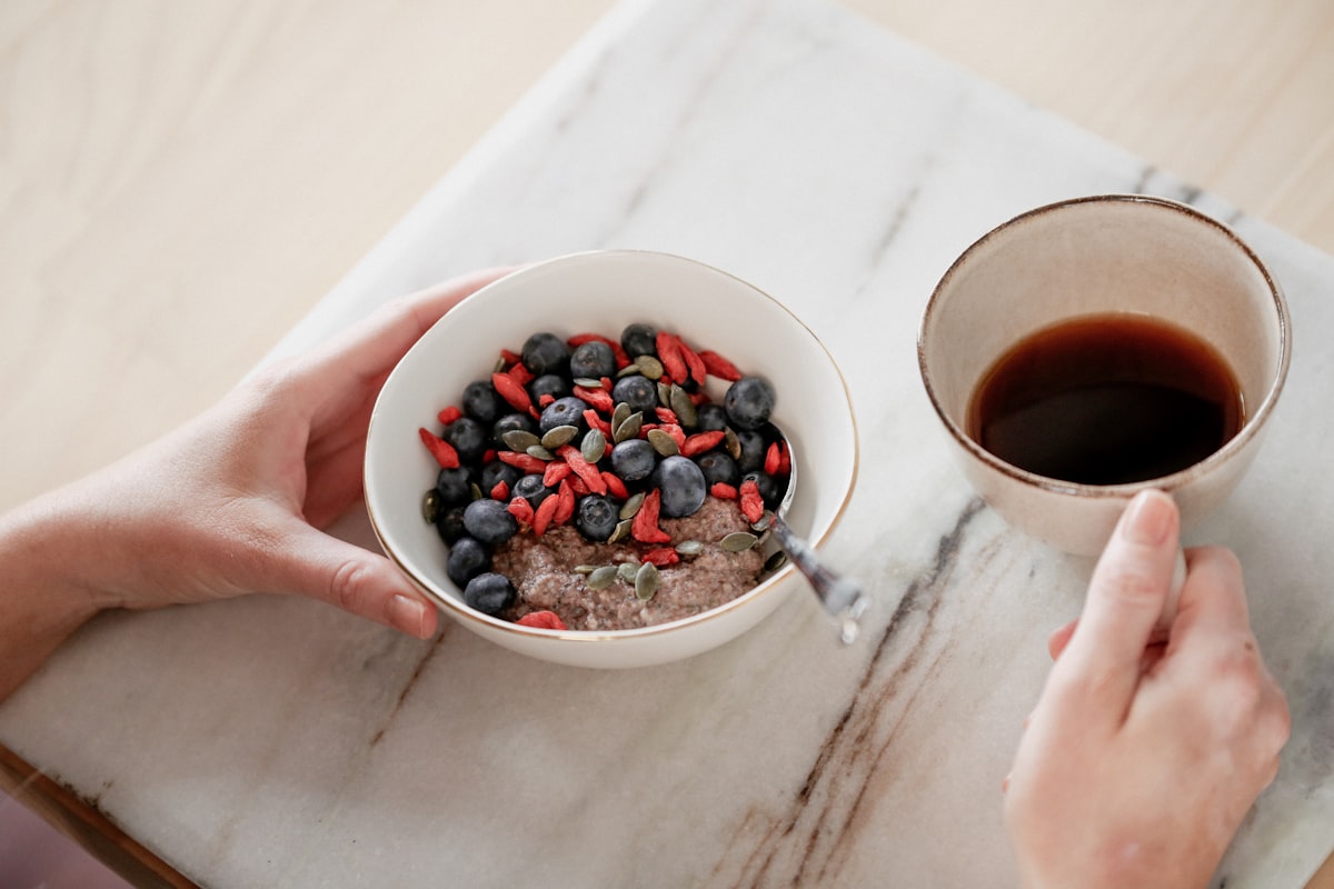 Alimenti ricchi di fibre alimentari - verdure fresche e cereali integrali